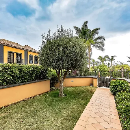 Townhouse In La Duquesa With Bbq And Shared Pool